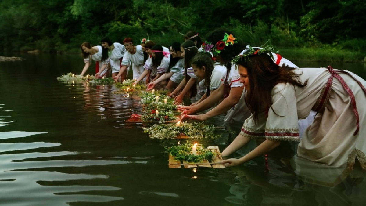 Предки и вода. Иван Купала (Купальская ночь). Пускание венков на Ивана Купала. Праздник Ивана Купала венок. Ивана Купала 2020 какого числа.