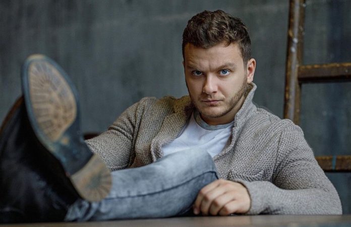 Көпшілікте қыздар шешініп жатыр