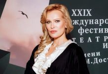 Қыздың трусигіне сину видео Екі еркек пен әйелмен эротикалық секс