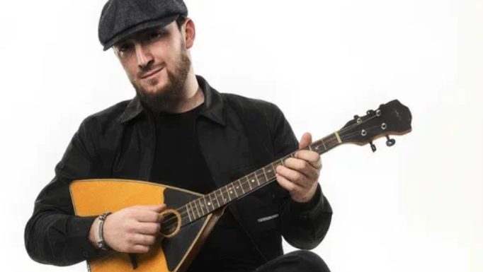 Король лезгинки Султан Лагучев: лично разучил присядку для новой песни «Цок-цок»