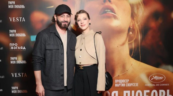 Трогательный выход Илья Авербуха и Лизы Арзамасовой на премьере «Умри моя любовь»