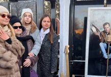 Мама, вдова и дочери Левкина поддерживали друг друга на открытии памятника артисту