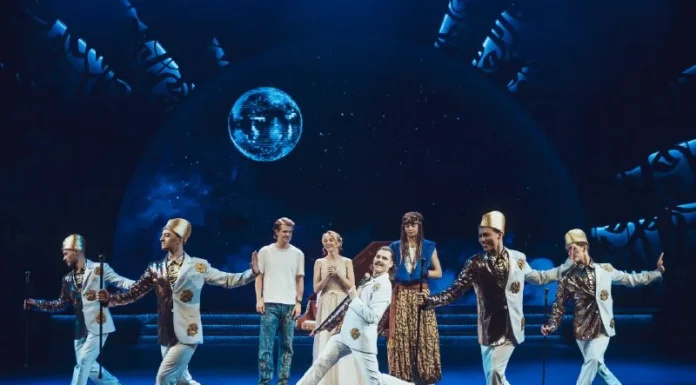 Голливудский лоск, ирония и легкость: клип на песню «Будь самим собой» из «Последней сказки»