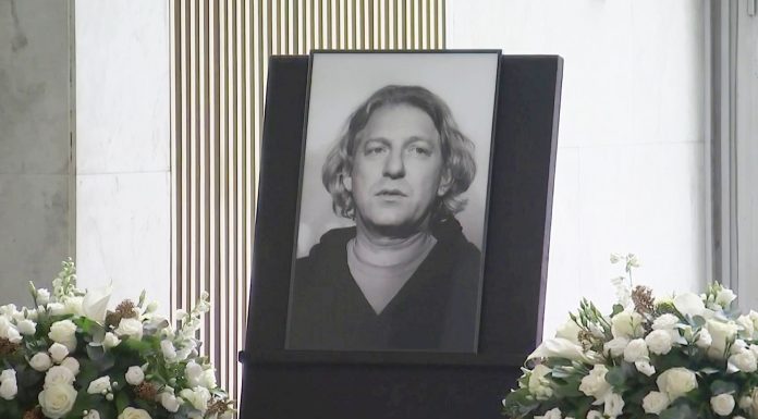 Лариса Долина, Константин Эрнст, Федор Бондарчук на прощании с Александром Олейниковым