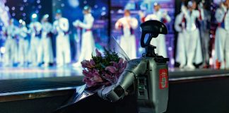 Гоша-робот посетил спектакль «Мы из будущего»: первый случай в истории российского театра!