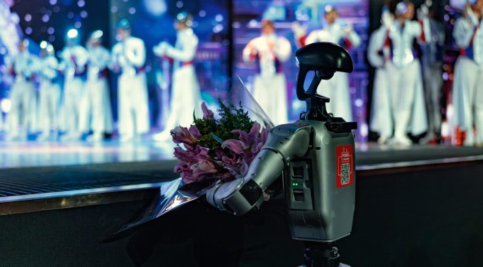 Гоша-робот посетил спектакль «Мы из будущего»: первый случай в истории российского театра!