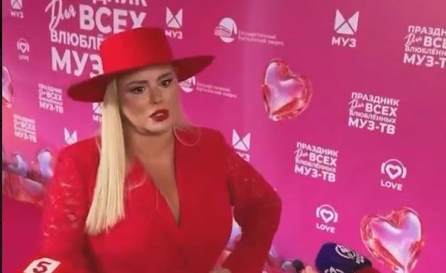 Анна Семенович продемонстрировала постройневушую фигуру на «Празднике для всех влюбленных МУЗ ТВ»