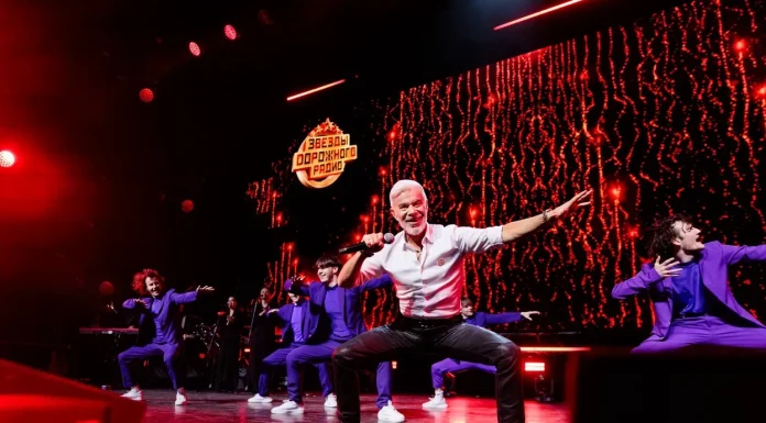 Вирусный танец Газманова, Антонов за белым роялем, Shaman в зрительском зале: «Звезды Дорожного радио» выступили в Москве