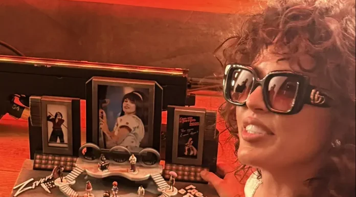 Пожелание Басты и необычный подарок от поклонников: что запомнилось на премьере у Zivert в «Октябре»