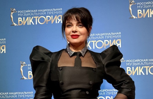 Королева потеряла туфельку, Чеботина показала пикантный бантик, а Дибров — спутницу: как прошла Премия «Виктория -2026»