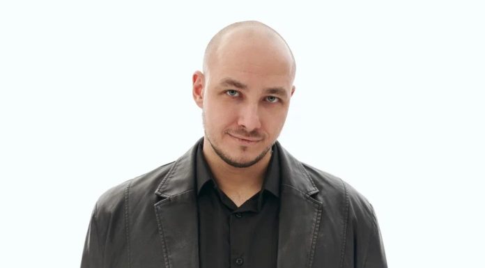 Мастер романса и лиричной поп-музыки Холла выпустил уже третий трек в этом году: «Она»