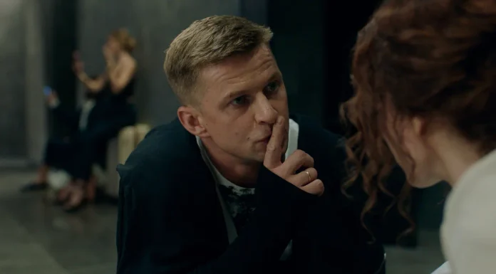 Роман Курцын разгадывает тайну закрытой комнаты в трейлере фильма «Аэропорт»