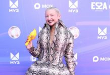 Заглянули в сумочку Марго и оценили жемчуга Кати Гусевой: как отметились звезды на красной дорожке Премии МУЗ-ТВ 2026. Движение