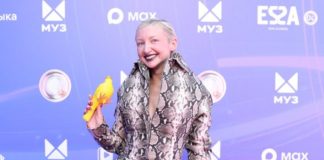 Заглянули в сумочку Марго и оценили жемчуга Кати Гусевой: как отметились звезды на красной дорожке Премии МУЗ-ТВ 2026. Движение