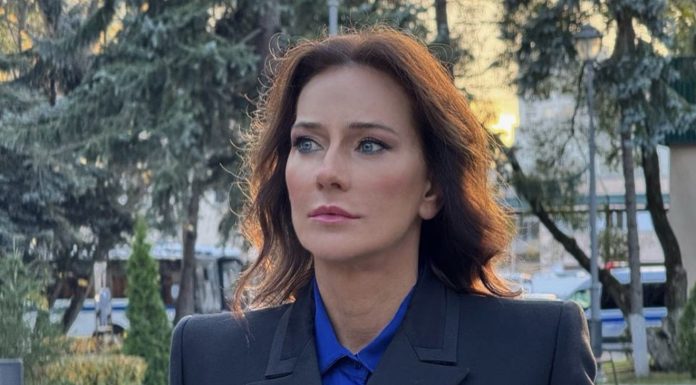 Елена Север исполнила песню «Верните память» на благотворительном концерте