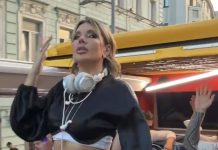 DJ Катя Гусева сыграла сет на крыше двухэтажного автобуса в Москве