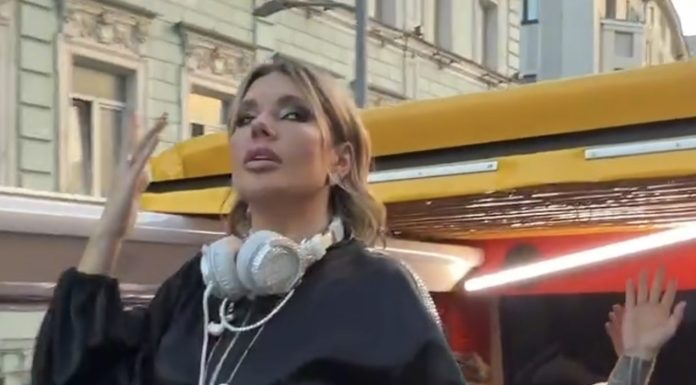 DJ Катя Гусева сыграла сет на крыше двухэтажного автобуса в Москве