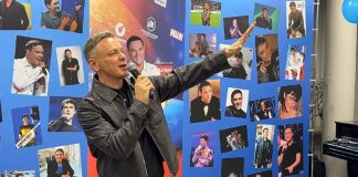 «Шатунов – это наша жизнь»: вечер памяти Юрия Шатунова в Москве собрал поклонников и артистов на Кантемировке