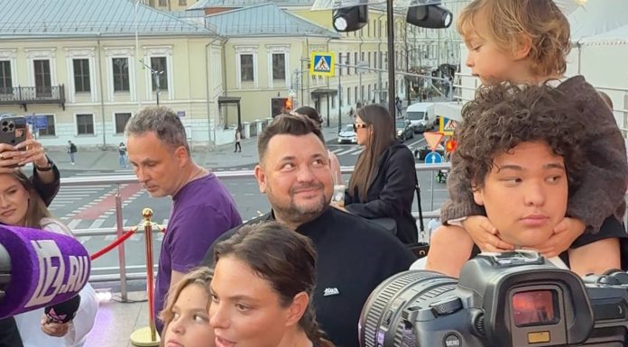 Жуковы всей семьей, звезды с детьми: как прошла премьера мюзикла «Плакса» с Никой Жуковой в главной роли