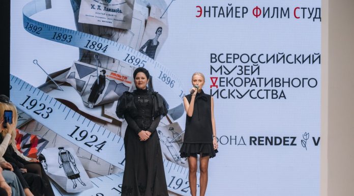 Актриса Юлия Волкова вышла подиум Московской недели моды в копии исторического платья Надежды Ламановой